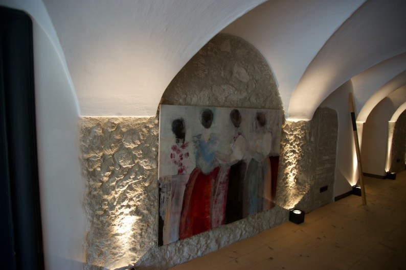 Appartements Berge - Eingang mit Künstlerin Katharina Schmidmayer