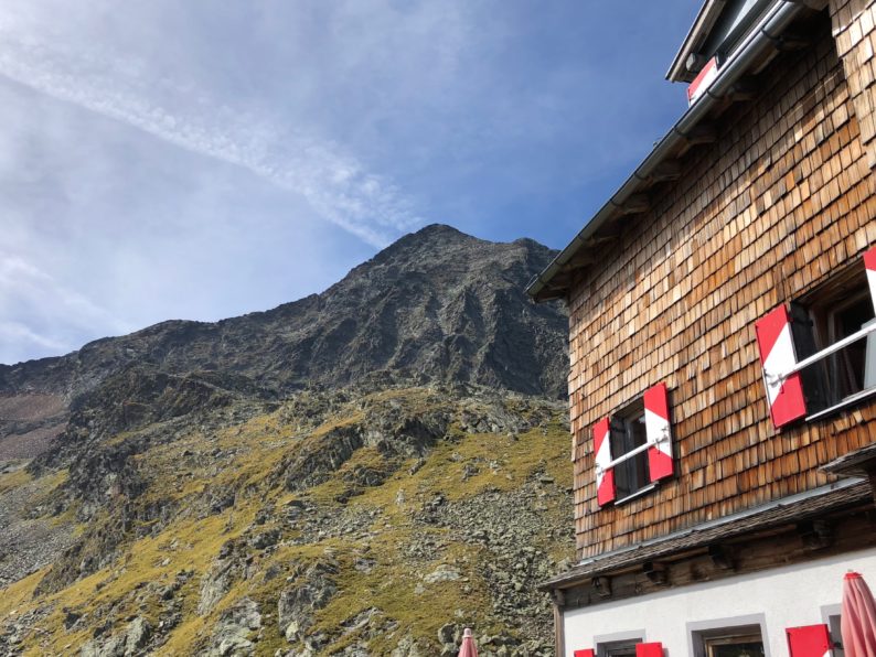 Innsbrucker Hütte - mit Blick auf Habicht