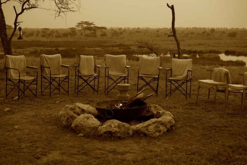 Tanzania - Camp Namiri Plains - Lagerfeuer zum Sundowner